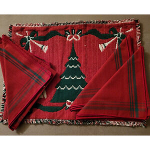 Renaissance Christmas Placemats Red/Green/White (4 Place Mat/4 Napkins)